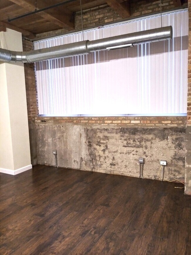 Building Photo - 1500 W Monroe St