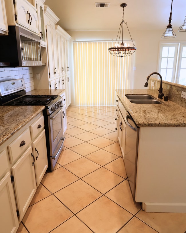 Building Photo - Spacious Beautiful 4-bedroom, 2-bath single-family home in Northwest Bakersfield, Move In Today!