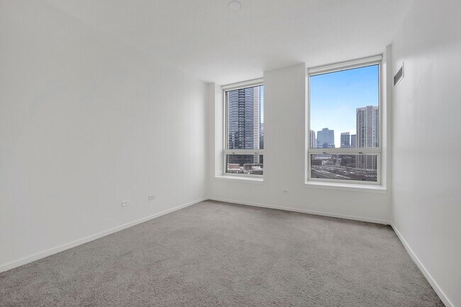 Building Photo - 600 N Kingsbury St