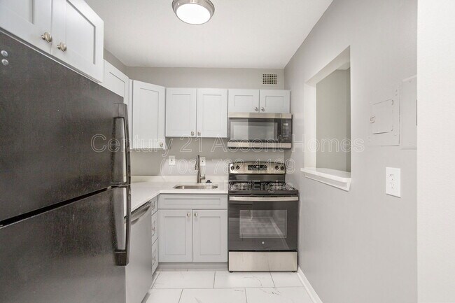 Building Photo - 2059 Huntington Ave