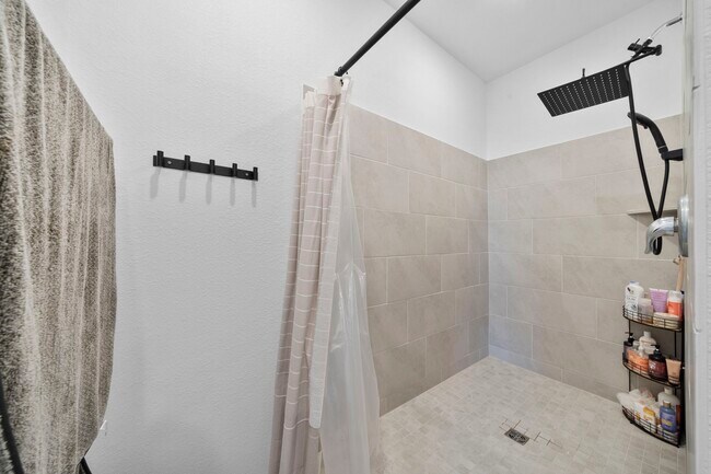 Building Photo - 807 Heaven Dr