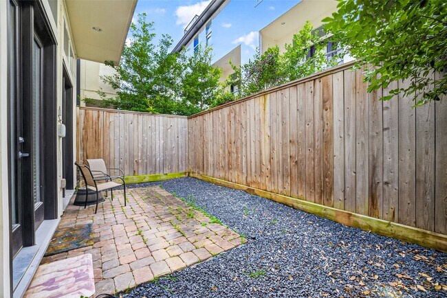 Building Photo - 2713 Kinsley Oaks Dr