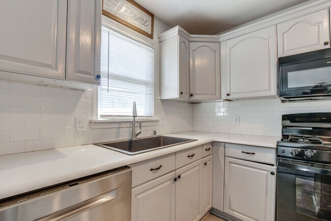 Building Photo - Charming 4-Bedroom Home in The Village – U...