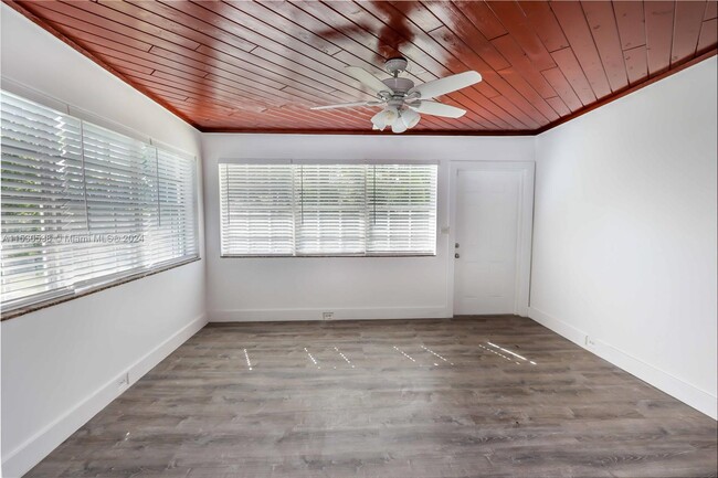 Building Photo - 1404 Plunkett St
