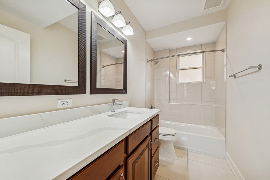 BATHROOM - 2705 W Ardmore Ave