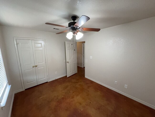 Building Photo - 2105 Charleston Ct