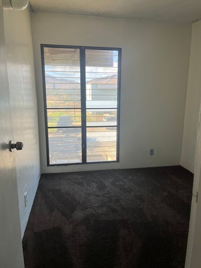 Building Photo - 4 bedroom 1 1/2 bath Townhome