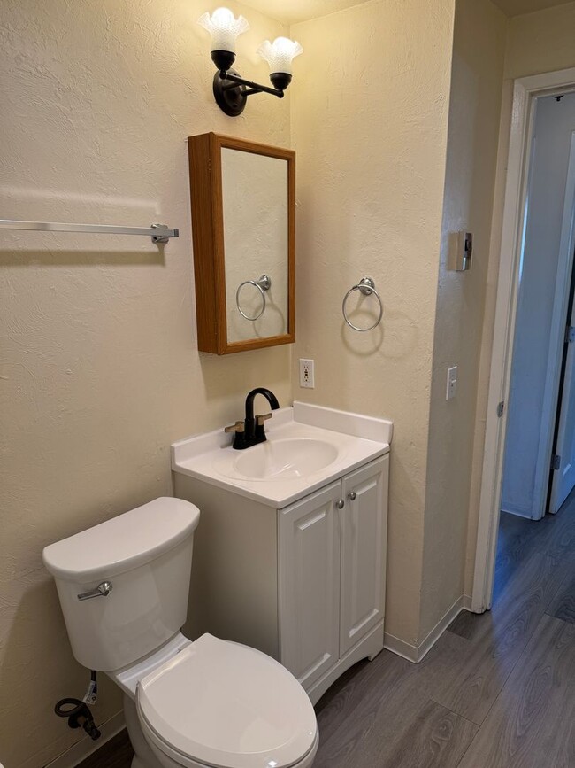 Building Photo - Updated 4 bedroom 1 bathroom house in Eugene!