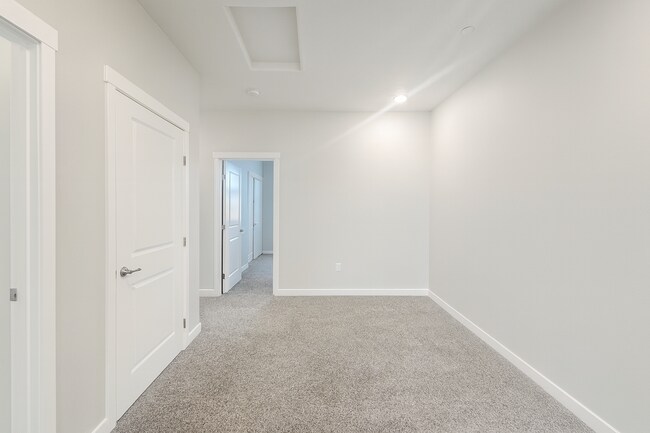 Building Photo - Modern Comfort Meets Convenience