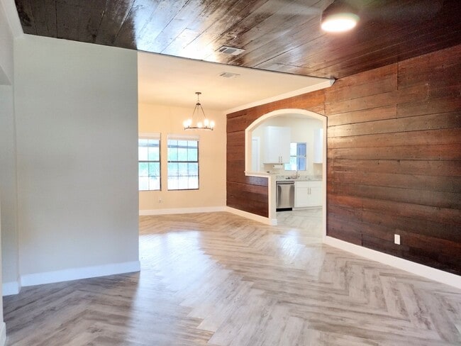 Building Photo - Woodlawn Beauty!