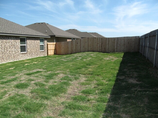 Building Photo - 3 BEDROOM, CONVENIENT TO SCOTT & WHITE