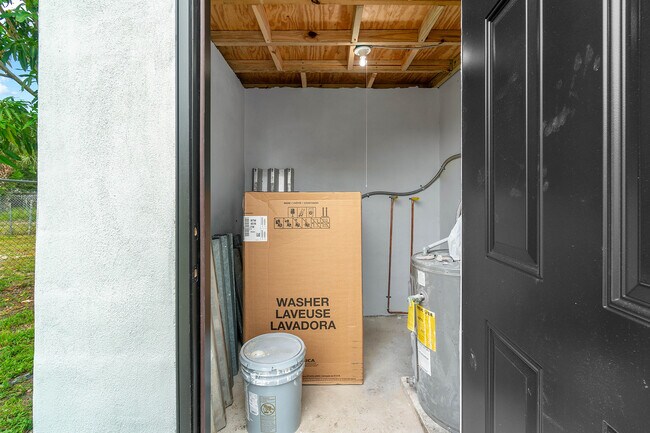 Building Photo - 137 SW 9th Ave