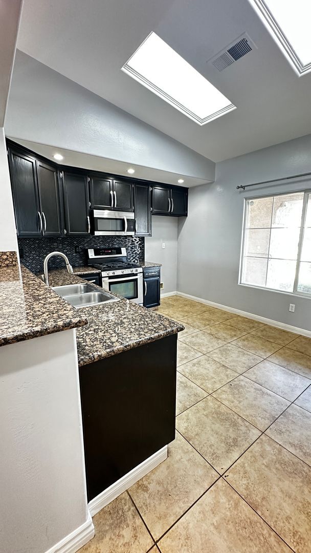 Building Photo - SPECIAL OF THE MONTH -   Beautiful NW Bakersfield Home with Lake Access!!