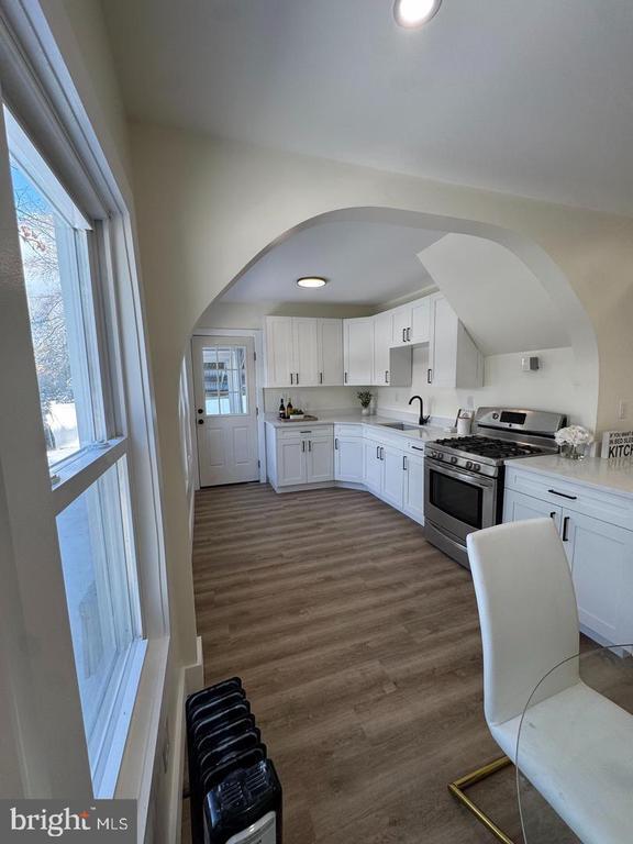 Building Photo - 11 Gentian St