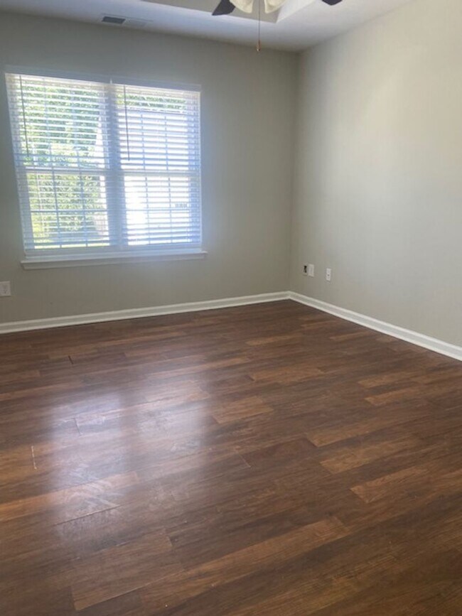 Building Photo - Spacious Town-home!