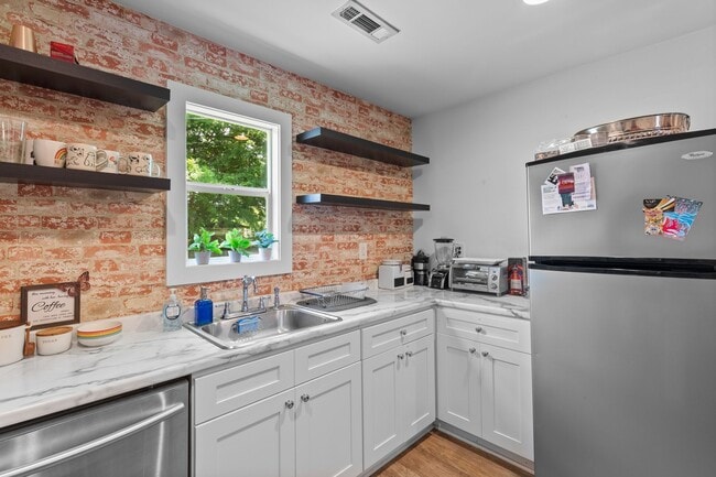 Building Photo - 413 Lockland Dr