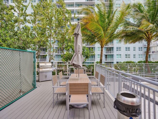Building Photo - 1155 Brickell Bay Dr
