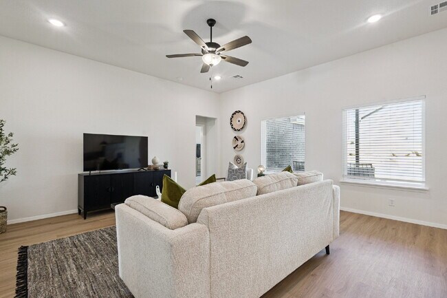 Building Photo - Fully Furnished 4 Bedroom