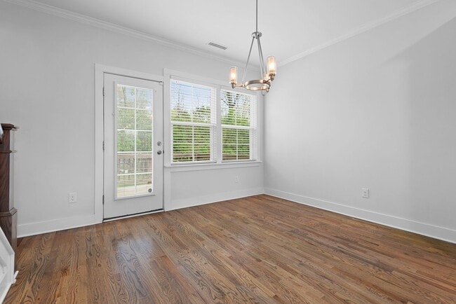 Building Photo - Beautifully Updated 3 Bedroom, 2.5 Bathroo...