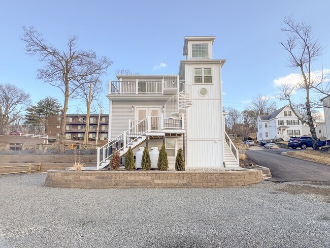 Building Photo - 194 Commercial St