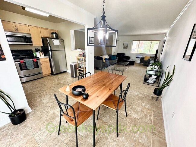 Building Photo - Two bedroom one bathroom condo in Southwes...