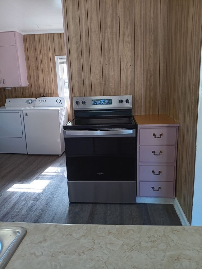 Building Photo - Duplex 4 Blocks From WOU Available