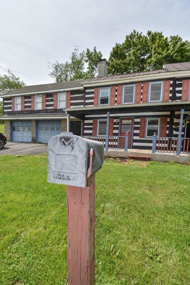 Building Photo - Large Home on Jacksonville Rd with Laundry!