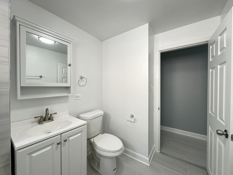 Building Photo - 6715 N California Ave