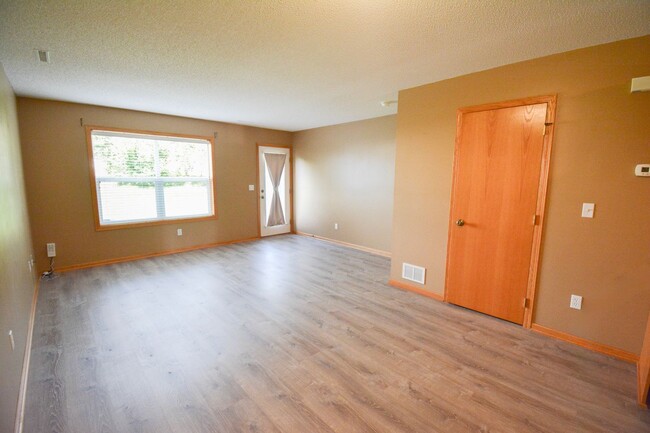 Building Photo - Cozy 2 Bed, 1.5 Bath Townhome in Stewartvi...