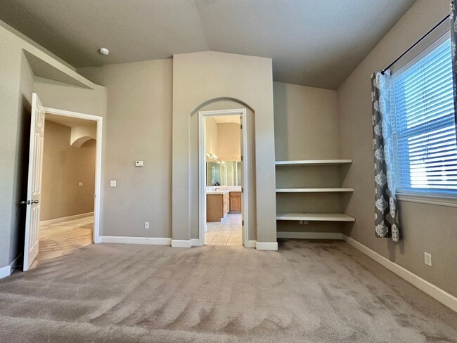 Building Photo - $2,295 Locan & Gettysburg, 4 Bedroom Home - Rialto Ave, Clovis