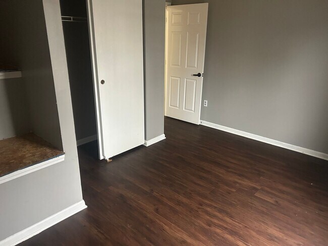 Building Photo - 4 Bedroom House