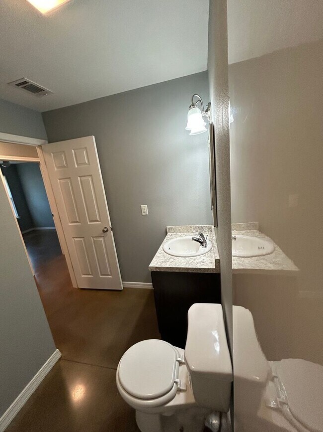 Building Photo - 117 Sequoya Dr