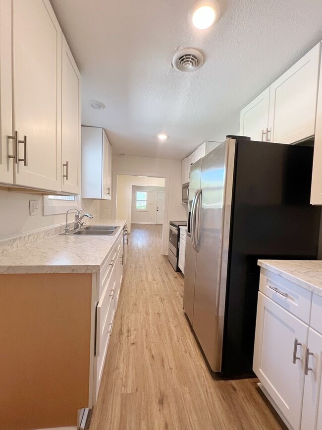 Building Photo - SEE IT NOW: Charming Renovated Bungalow in...