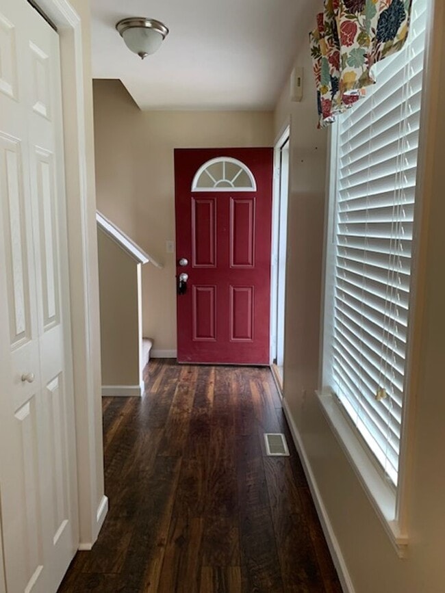 Building Photo - 4 BEDROOM 3 1/2 BATHROOM HOUSE FOR LEASE I...