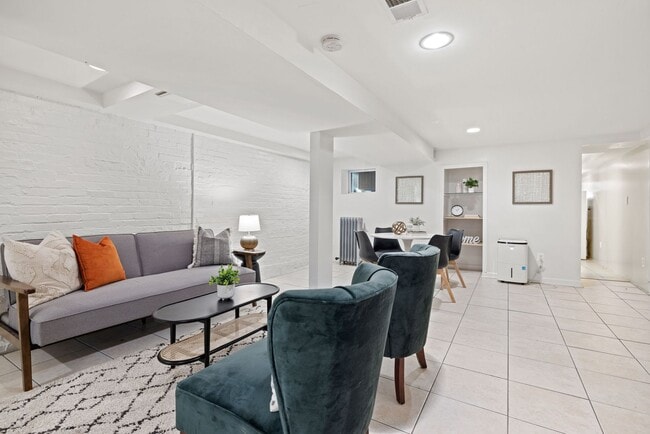 Building Photo - Gorgeous, Spacious 4BR with Updated Kitche...