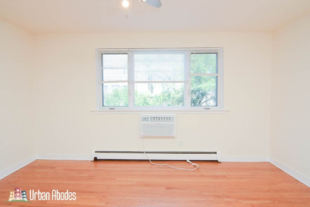 Building Photo - 637 W Wrightwood Ave