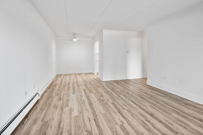 Building Photo - Modern 1 Bedroom Apartments | Recently Renovated | Pet Friendly | Prime Location