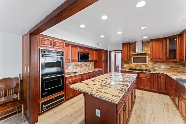 Building Photo - 35640 Dormer Rd