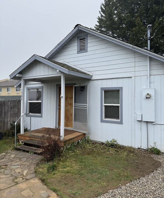 Building Photo - Small 2 bedroom home with fenced yard