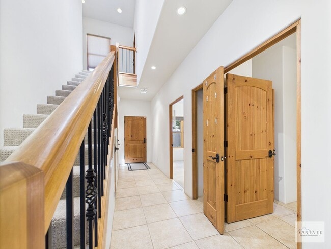 Building Photo - Beautifully Done Custom Built Townhouse wi...