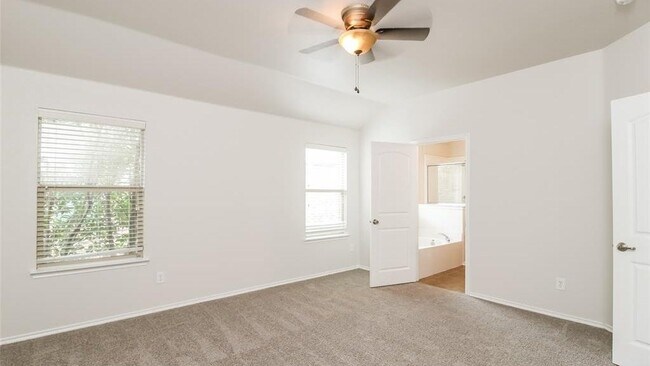 Building Photo - 1014 Lake Grove Dr