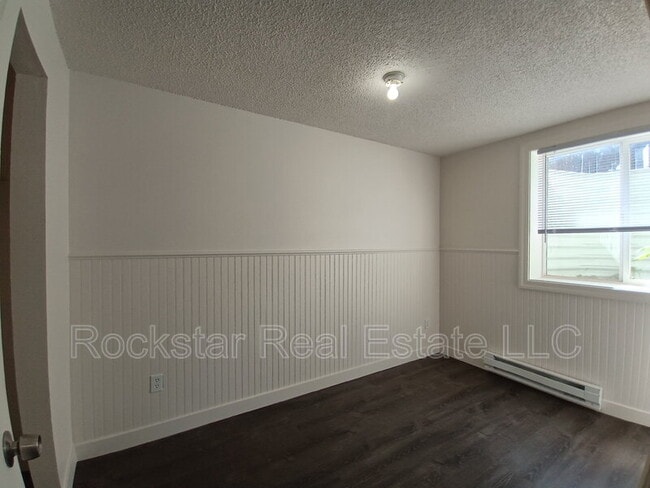 Building Photo - 702 E Bridgeport Ave