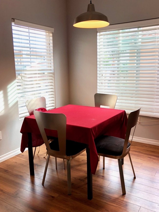 Dining area - 3711 Baldwin St