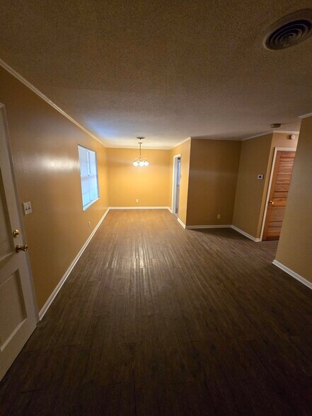 Building Photo - 2201 Brentwood Dr NW