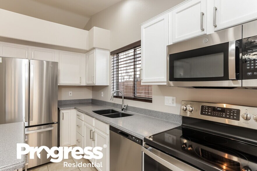 Building Photo - 10842 W Sands Dr