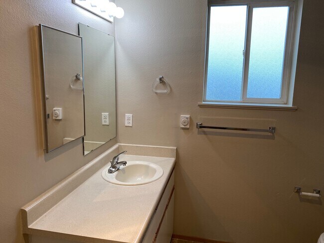 Building Photo - 334 Wells Ave S