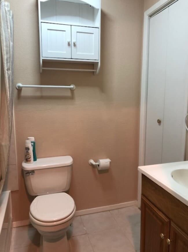 Building Photo - Furnished Studio Apartment - All Bills Paid