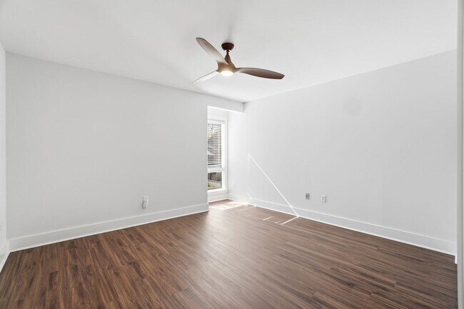 Building Photo - Beautifully Updated Condo with High-End Finishes Throughout