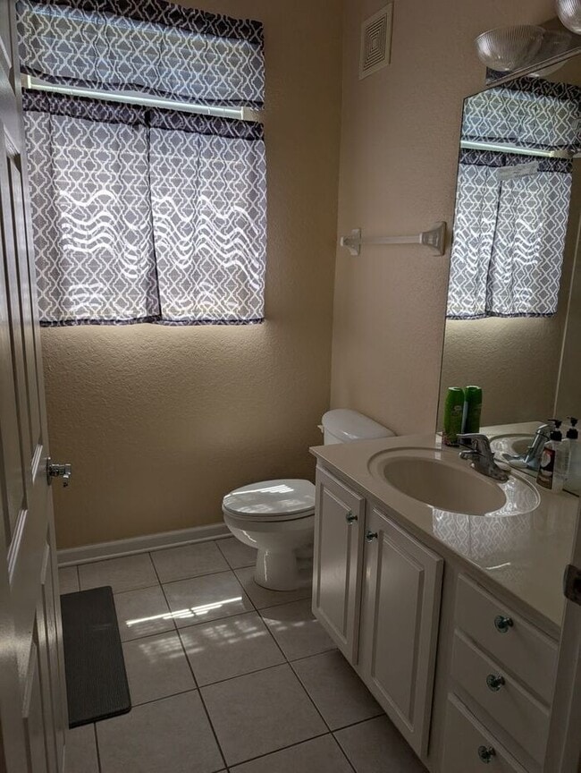 Building Photo - 3 Bedrooms 2 baths Immaculate condominium ...