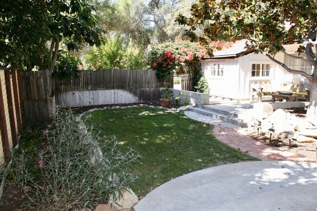 Building Photo - Charming 4 Bedroom Home plus office in Mis...